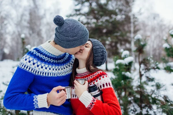 Casal Jovem Bebendo Chá Beijando Floresta Inverno Pessoas Felizes Relaxando — Fotografia de Stock