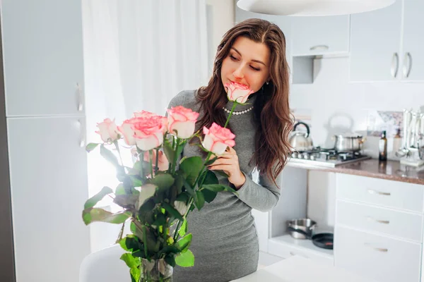 Женщина Кладет Розовые Розы Вазу Пахнущий Цветок Молодая Домохозяйка Заботится — стоковое фото
