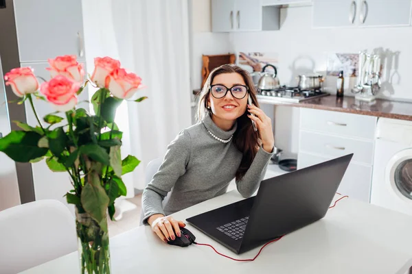 Woman Talking Phone Drinking Tea While Working Laptop Modern Kitchen — Stock Photo, Image