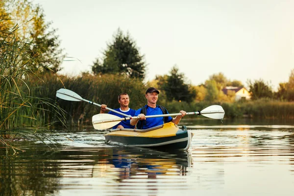 Young Men Rowing Kayak River Sunset Couple Friends Having Fun — Stock Photo, Image