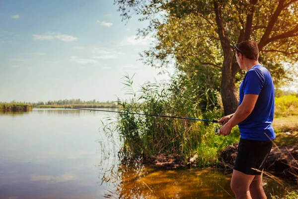 Giovane Pesca Sul Fiume Estivo Tramonto Triste Pescatore Sconvolto Causa — Foto Stock