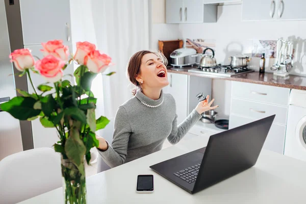 Boldog Üzletasszony Sikoltozik Karokkal Nyitott Konyha Otthon Dolgozik Laptop Izgatott — Stock Fotó