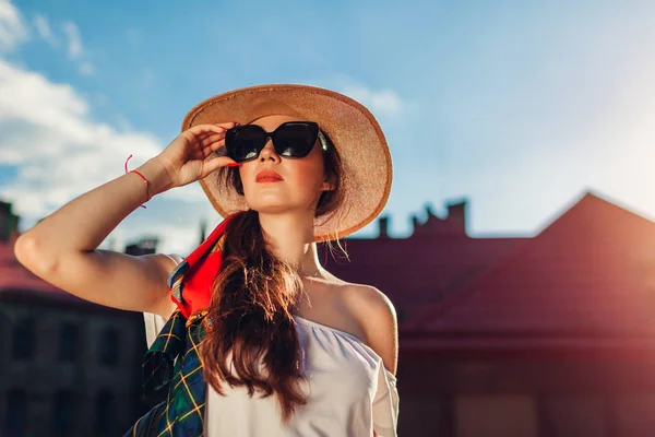 Mulher Elegante Jovem Usando Chapéu Óculos Sol Livre Menina Elegante — Fotografia de Stock