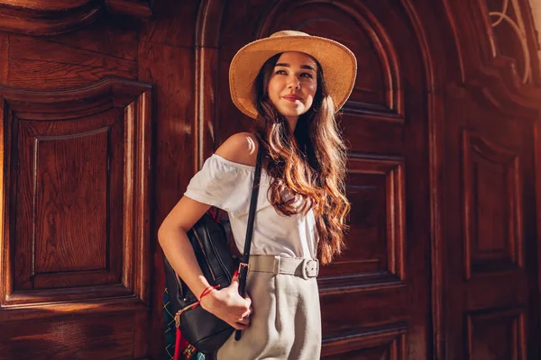 Retrato Livre Jovem Mulher Bonita Vestindo Roupas Elegantes Acessórios Menina — Fotografia de Stock