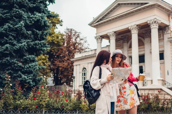 Dos Mujeres Turistas Busca Manera Correcta Utilizando Mapa Odessa Felices — Foto de Stock