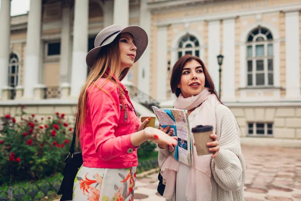 Dos Mujeres Turistas Busca Manera Correcta Utilizando Mapa Odessa Felices — Foto de Stock