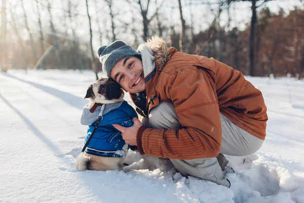Cagnolino Che Cammina Sulla Neve Con Suo Padrone Cucciolo Con — Foto Stock