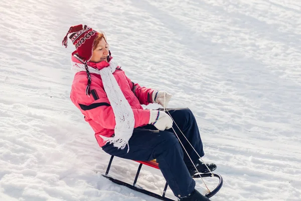 Senior Vrouw Rodelen Bergafwaarts Vrouw Plezier Zittend Een Slee Winter — Stockfoto