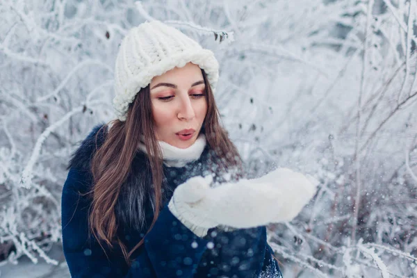 Mujer Joven Soplando Nieve Bosque Invierno Chica Divirtiéndose Aire Libre — Foto de Stock