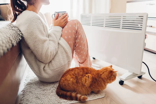 Uso Del Riscaldatore Casa Inverno Donna Che Riscalda Beve Con — Foto Stock