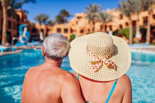 Senior Couple Relaxing Swimming Pool Hotel People Enjoying Vacation Valentine — Stock Photo, Image