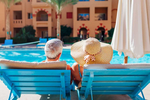 Senior Couple Relaxing Swimming Pool Lying Chaise Longues People Enjoying — Stock Photo, Image