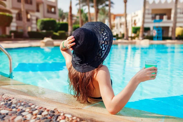 Young Woman Holds Cocktail Hotel Swimming Pool Summer Vacation All — Stock Photo, Image