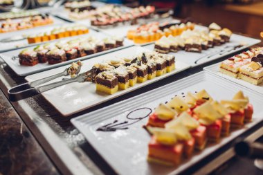 Taze tatlılar otel büfe olarak görüntülenen ürün yelpazesine. Kantinde yemek için hazır kek çeşitli. Herşey dahil