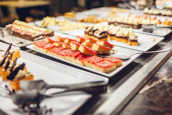 Surtido Postres Frescos Exhibidos Buffet Del Hotel Variedad Pasteles Cantina — Foto de Stock