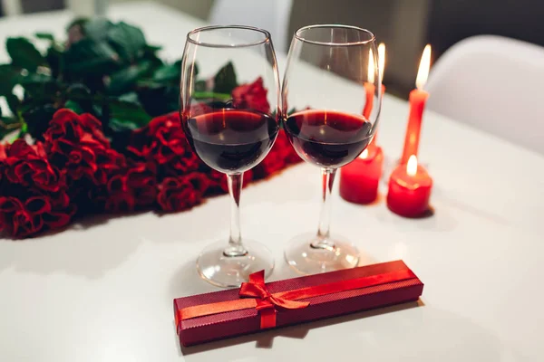 Het Vieren Van Valentijnsdag Met Wijn Kaarsen Rode Rozen Thuis — Stockfoto