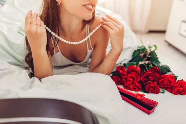 Mujer Joven Encontró Ramo Rosas Con Joyas Perlas Caja Regalo —  Fotos de Stock