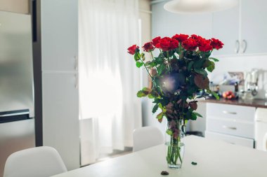Kırmızı gül buketi mutfak yaptı. Kadın için bir sürpriz. Gün Sevgililer veya kadın. Modern mutfak tasarımı