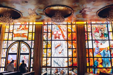 27 Ocak 2019 - Mısır, Sharm El-Sheikh. Christian Coptic Kilisesi. Vitray pencere iç