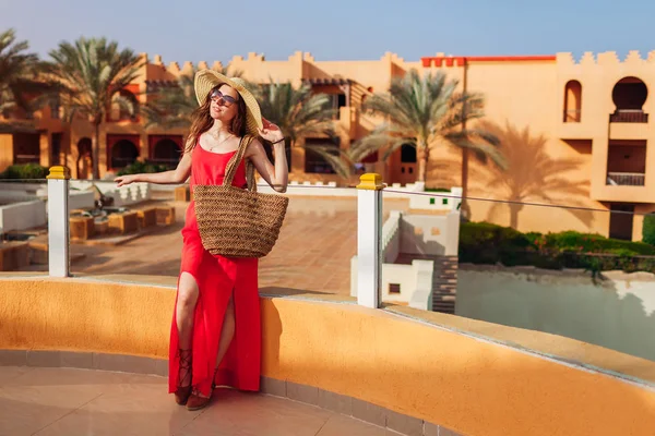 Feliz Joven Mujer Caminando Por Territorio Del Hotel Vacaciones Verano — Foto de Stock