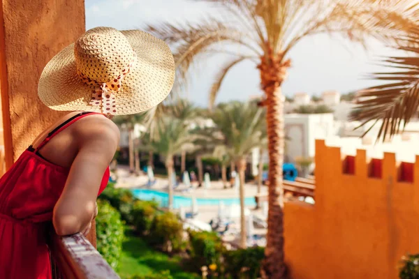 Mujer Joven Disfrutando Vista Desde Balcón Del Hotel Egipto Turista — Foto de Stock