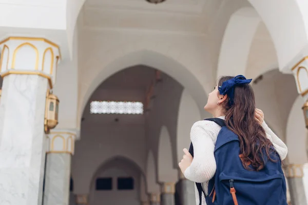 Молодая Женщина Путешественница Собирается Осмотреть Достопримечательности Египте Девушка Идущая Экскурсию — стоковое фото