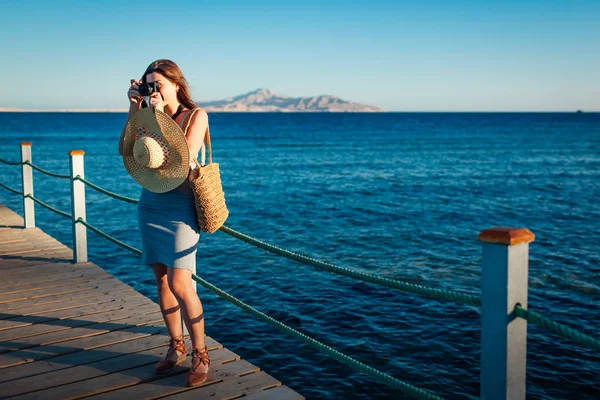 Mujer Joven Viajero Tomando Fotos Del Paisaje Marino Muelle Utilizando — Foto de Stock