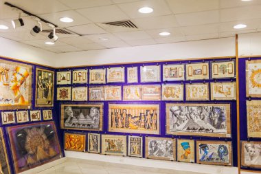 27 Ocak 2019 - Mısır, Sharm El-Sheikh. Dükkanda görüntülenen papirüs boyama