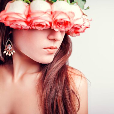 Çelenk giyen güzel genç kadın portresi gözleri kapsayan Gül yaptı. Güzellik moda kavramı. Sağlıklı cilt ve saç