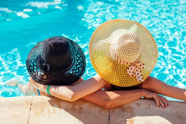 Mother Her Adult Daughter Relaxing Hotel Swimming Pool People Enjoying — Stock Photo, Image
