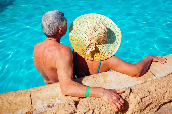 Senior Couple Relaxing Swimming Pool Happy People Enjoying Summer Vacation — Stock Photo, Image