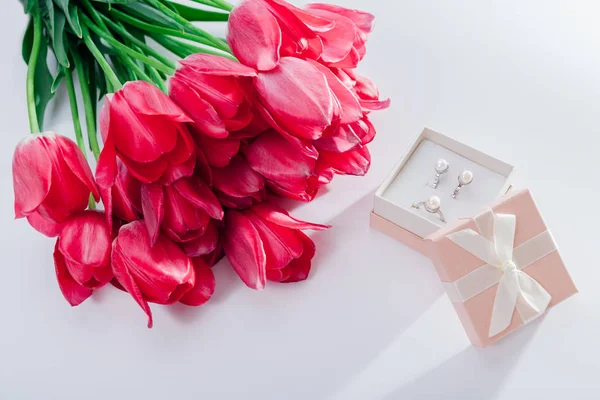 Conjunto de joyas de perlas en caja de regalo con flores. Pendientes de plata y anillo con perlas como regalo para el día de la Mujer . — Foto de Stock