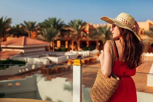 Mujer joven caminando por el territorio del hotel. Vacaciones de verano en Egipto. Aspecto de moda con estilo — Foto de Stock