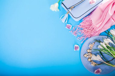 Bayan giyim ve Aksesuar çiçekli bahar. Şık çanta bere, atkı ve takı. Moda