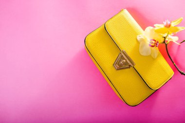 Orkide ile kadın Aksesuar bahar. Çiçekli şık sarı çanta. Moda. Uzay