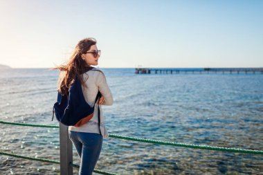 Genç kadın turist Kızıl Deniz manzara iskelede hayran. Kavram seyahat. Yaz tatili