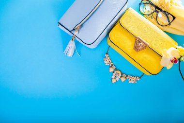 Bayan giyim ve Aksesuar çiçekli bahar. Şık çanta bere, atkı ve takı. Moda