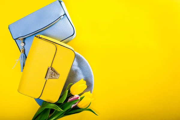 Vår kvinnliga kläder och accessoarer med tulpaner. Snygga handväskor med basker och blommor. Mode — Stockfoto