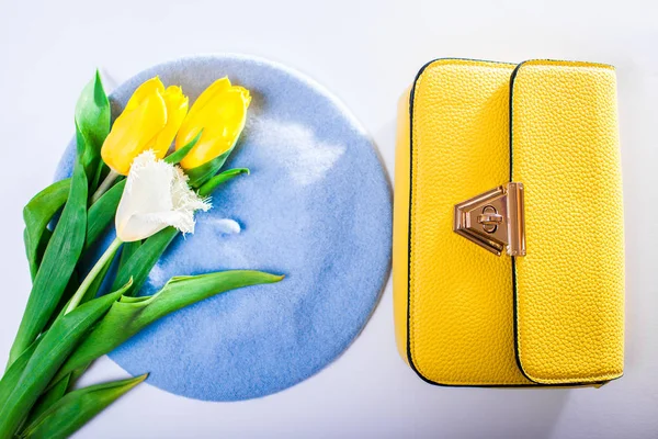 Abiti femminili primaverili e accessori con tulipani. Elegante borsa con berretto e fiori. Moda — Foto Stock
