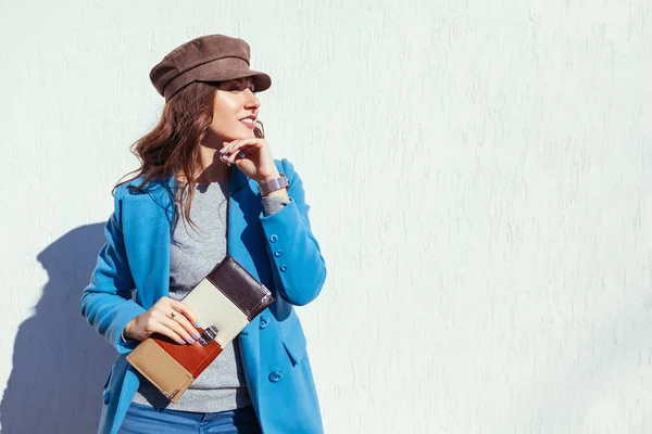 Mujer joven con un bolso elegante y un abrigo azul de moda. Primavera ropa femenina y accesorios. Moda — Foto de Stock