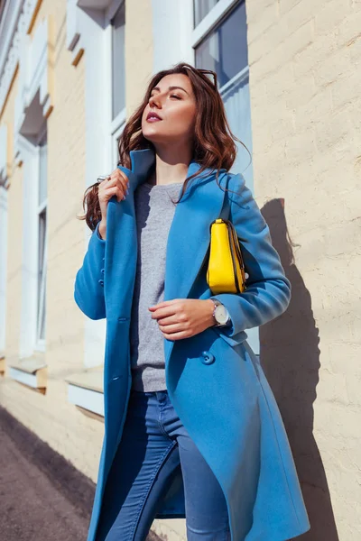 Mujer joven con un bolso elegante y un abrigo azul de moda. Primavera ropa femenina y accesorios. Moda — Foto de Stock