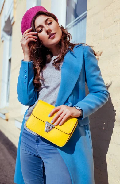 Mulher jovem segurando bolsa elegante e vestindo casaco azul na moda. Primavera roupas femininas e acessórios. Moda — Fotografia de Stock