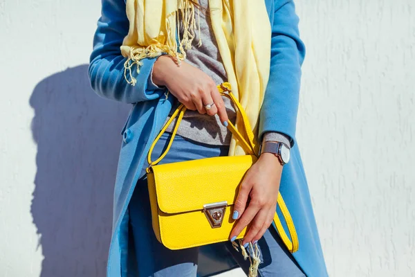 Mulher jovem segurando bolsa elegante e vestindo casaco azul na moda. Primavera roupas femininas e acessórios. Moda — Fotografia de Stock