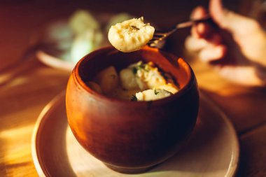 Lezzetli köfte tavuk ve toprak kap dereotu ile kafede servis. Ukrayna geleneksel yemeği