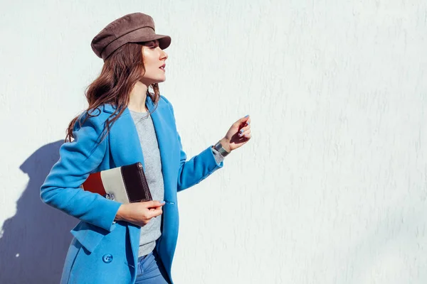 블루 코트를 착용 하 고 세련 된 핸드백을 들고 젊은 여자. 봄 여성 의류 및 액세서리. 패션 — 스톡 사진
