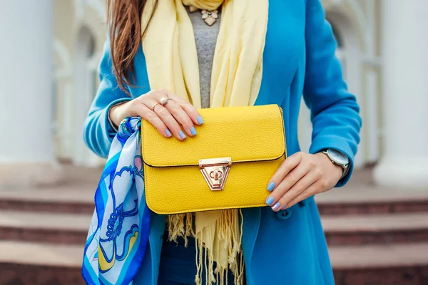 Mulher jovem segurando bolsa elegante e vestindo casaco azul na moda. Primavera roupas femininas e acessórios. Moda — Fotografia de Stock