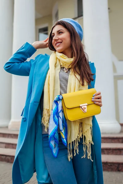 트렌디한 블루 코트 도시 세련 된 핸드백을 들고 걷는 젊은 여자. 봄 여성 의류 및 액세서리. 패션 — 스톡 사진