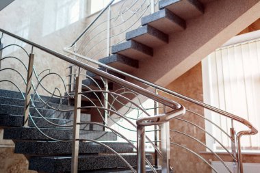 Merdiven modern İş Merkezi Binası. Acil tahliye çıkış. Alışveriş Merkezi merdivenlerde. Beyaz merdiven