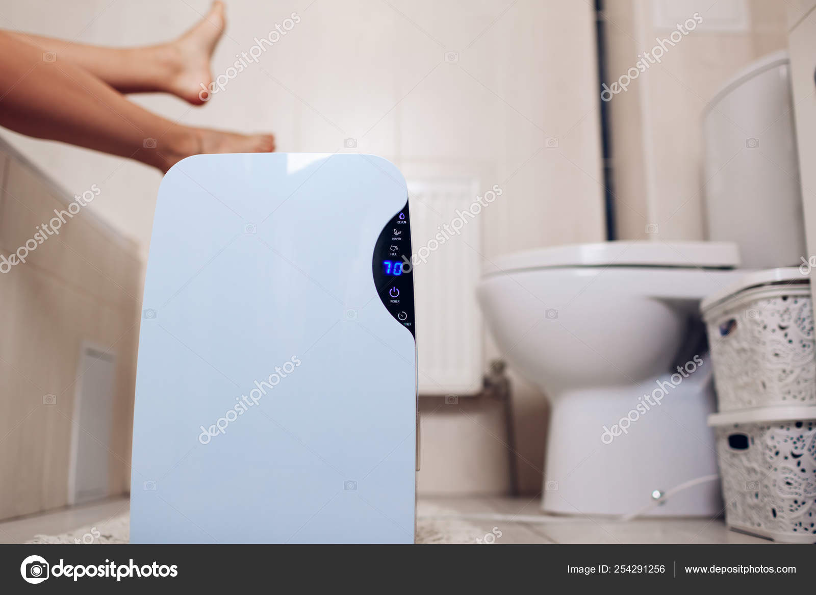 Deshumidificador con panel táctil, indicador de humedad, lámpara  ultravioleta, ionizador de aire, el recipiente de agua funciona en el baño.  Secador de aire: fotografía de stock © maryviolet #254291256