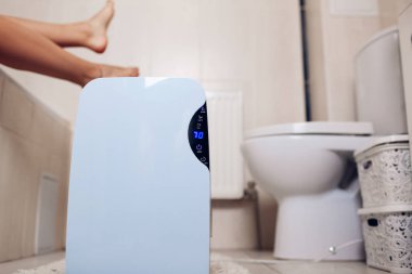 Değmek kapı aynası, nem göstergesi, uv lambası, hava Ionizer, su kabı ile banyo eserlerinde dehumidifier. Hava kurutma makinesi